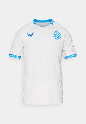 Hvid sportsjersey med blå accenter på kraven og ærmerne. Har et logo på brystet og er lavet af åndbart stof.