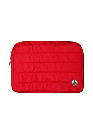 Housse pour ordinateur portable rembourrée rouge avec texture matelassée, coins arrondis et un logo rond dans le coin inférieur droit. Fermeture à glissière le long du bord supérieur.