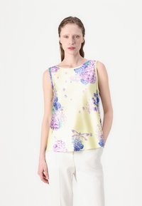 Blusa sin mangas de satén amarillo con patrones florales en púrpura y azul. Corte recto, escote redondo y una textura suave y brillante.
