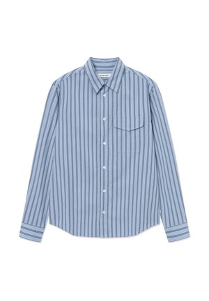 Világoskék hosszú ujjú, gombos ing sötét függőleges csíkokkal és egy mellzsebbel, fehér háttéren.