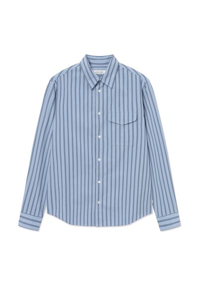 Camisa de manga larga azul claro con botones, rayas verticales oscuras y un solo bolsillo en el pecho sobre un fondo blanco.