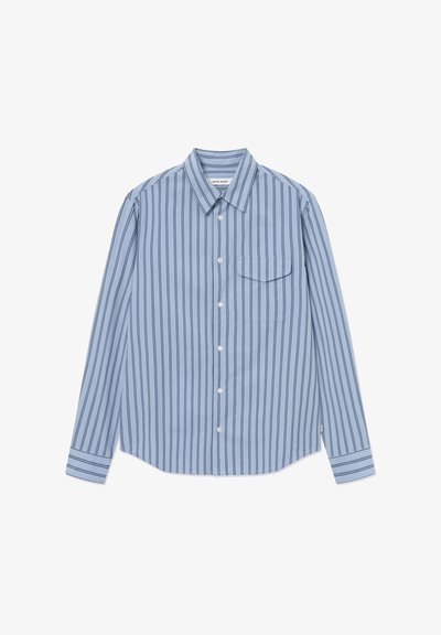 Camisa de manga larga azul claro con botones, rayas verticales oscuras y un solo bolsillo en el pecho sobre un fondo blanco.