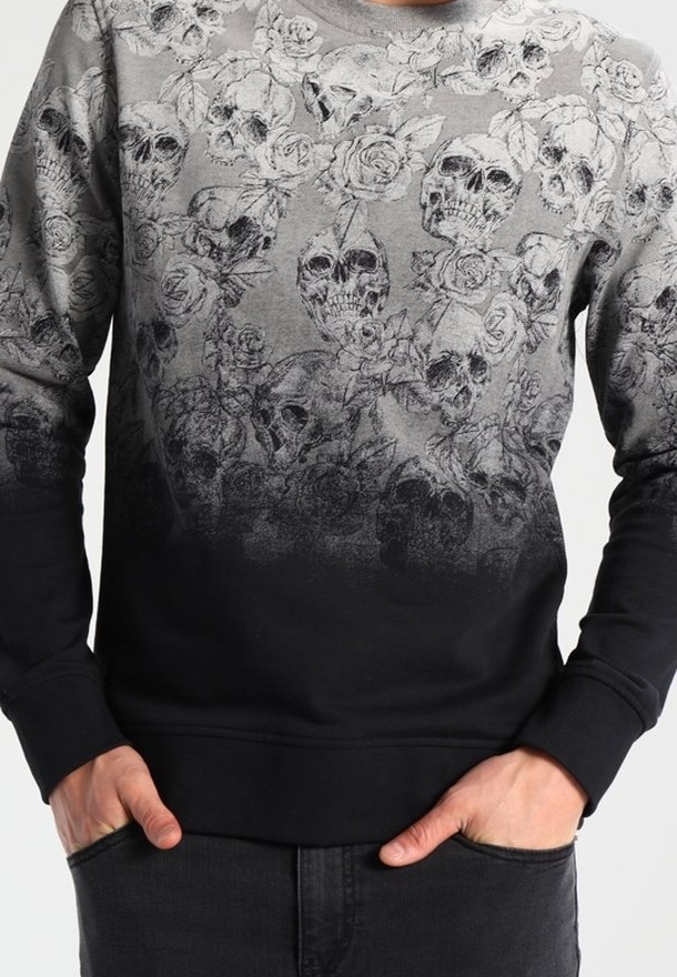 Grauer Pullover mit einem durchgängigen Blumen- und Totenkopf-Muster, das von hellen zu dunklen Farbtönen übergeht, mit einem gerippten Rundhalsausschnitt und Bündchen.