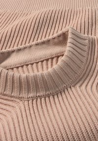 Hellrosa gestrickter Pullover mit strukturiertem Rippmuster, der einen weiten Rundhalsausschnitt und einen glatten, leicht elastischen Stoff aufweist.