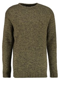 Stickad tröja i mörk olivgrön med ett strukturerat mönster. Har en rund halsringning och ribbade ärmslut och nederkant. Långa ärmar, inga knäppningar.