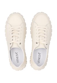 Cremfarbene Sneaker mit weichem Obermaterial, runder Zehenpartie und dicker, strukturierter Sohle. Verfügt über Schnürsenkel und eine gebrandete Einlegesohle.