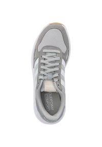 Scarpa sportiva grigia con tomaia in rete, dettagli in suede, strisce bianche e linguetta imbottita. Presenta una soletta imbottita contrassegnata 'Cloudfoam Comfort'.