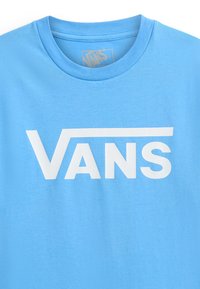 Ljusblå bomulls t-shirt med en stor vit "VANS" logotyp. T-shirten har en rund halsringning och en mjuk textur.