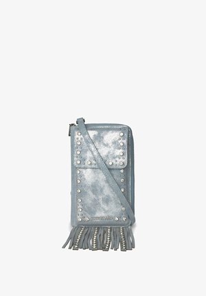 Bolso bandolera de cuero azul claro para teléfono con tachuelas plateadas, cierre de cremallera, bolsillo frontal con solapa y borlas decorativas de flecos en la parte inferior.