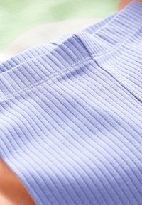 Šviesiai levandų spalvos gofruota medžiaga su lygiu paviršiumi. Juosmuo turi minkštą apdailą; derinamas su oranžiniu ir šviesiai žaliu fonu.