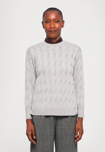 Maglione grigio lavorato a maglia con motivo a treccia, collo tondo e maniche lunghe, abbinato a pantaloni grigi con texture.