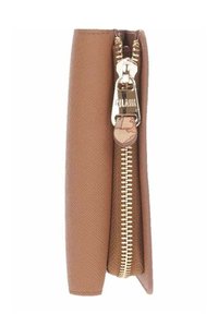 Portafoglio in pelle marrone con un design strutturato, dotato di una zip color oro e un piccolo charm a forma di globo sul cursore della zip.