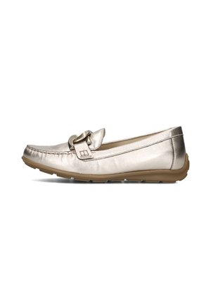 Mocassins argentés métalliques avec un bout arrondi, détail de boucle décorative et semelle en caoutchouc. Texture lisse avec un design décontracté.