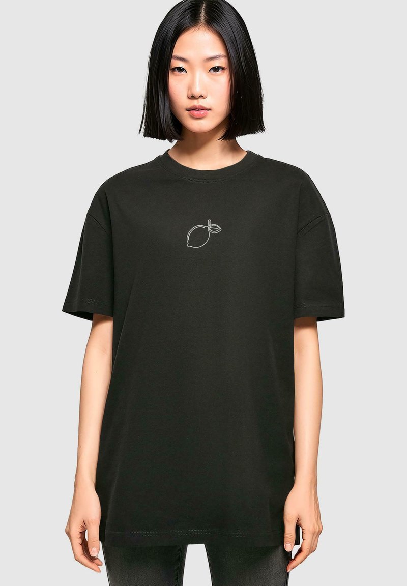 Tricou supradimensionat din bumbac negru, cu guler rotund și mâneci scurte, având un grafic subtil cu lămâie pe piept.