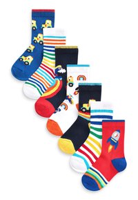 Set von sieben Kinder-Socken mit verschiedenen bunten Designs: Blau mit gelben Lastwagen, gestreifte Muster, Regenbögen und ein Raketenmotiv.