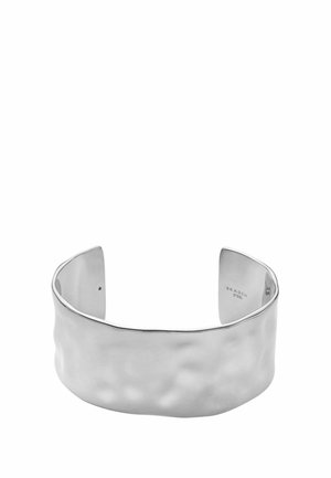 Sølv armbånd lavet af poleret stål, med en glat, buet overflade med en hamret tekstur og åbne ender for justerbar pasform.
