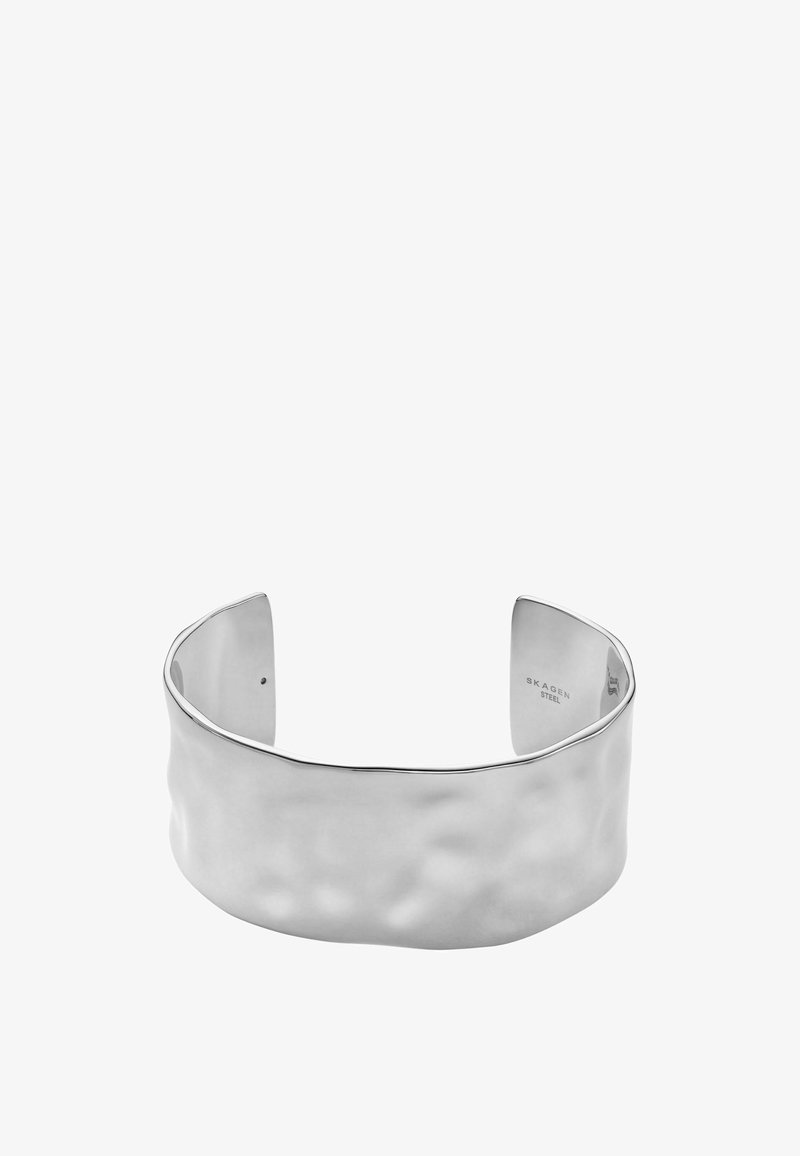 Bracelet en métal argenté, fabriqué en acier poli, avec une surface lisse et courbée, dotée d'une texture martelée et des extrémités ouvertes pour un ajustement réglable.