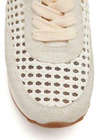 Sneaker di colore chiaro con tomaia in rete a trama respirabile e morbidi accenti in suede, lacci piatti beige e suola in gomma.