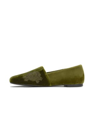 Zapato plano de terciopelo verde oliva con detalle floral bordado en la punta en forma de pico y suela baja negra.