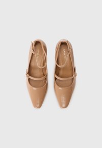 Beige lakované kožené lodičky s čtveratou špičkou, vybavené tenkým kotníkovým páskem a dvěma horizontálními pásky přes nohu.