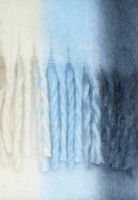 Zachte gradient sjaal in lichte tot donkere blauwtinten, met franjes aan de uiteinden, textuurvezels en een gladde, zachte oppervlakte.