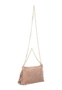 Svensk punge i lyserød ruskind med frynse detaljer på den ene side. Har en guld kæde rem og en rektangulær form. Blød tekstur.