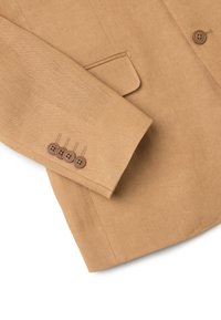 Blazer in lino beige con rever a punta, quattro bottoni marroni sui polsini e dettagli di cucitura visibili. Texture liscia e design su misura.