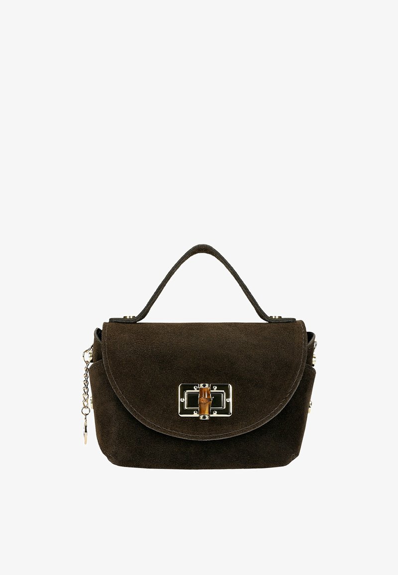 Sac à main en daim marron foncé avec poignée supérieure, fermeture à rabat, boucle rectangulaire dorée avec détail en bambou et accessoire chaîne latéral.