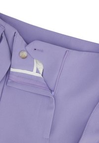 Vaaleanvioletti kangas, jossa on sileä pinta, sisältää vetoketjun ja napin sulkemisen sekä valkoisen vuorin, jossa on purppuranväristä korostustikkauksia vyötärönauhan sisäpuolella.