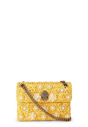 Bolso tejido amarillo con adornos de cuentas florales blancas, un broche ornamentado de bronce y una correa de cadena de bronce.