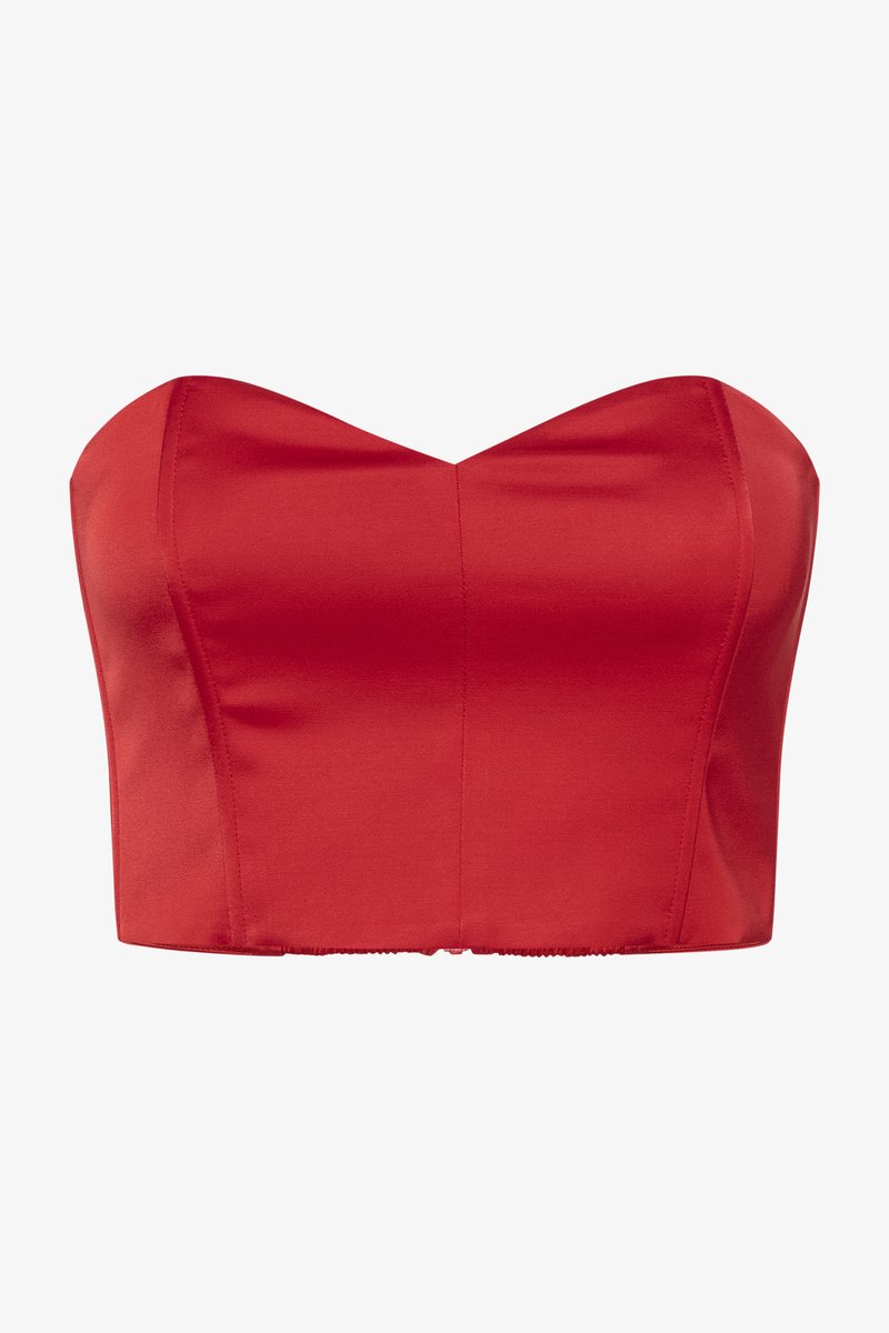 Κόκκινη σατέν κορυφή crop top χωρίς straps με εφαρμοστό σχέδιο, δομημένο κορσέ και λεία υφή· διαθέτει λαιμόκοψη sweetheart και αόρατες άκρες.