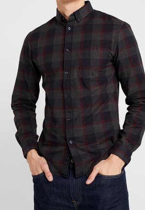 Geruite button-up shirt in donkergrijs, rood en zwart. Beschikt over lange mouwen, een kraag en een borstzak. Gemaakt van textuurstof.