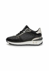 Musta ja hopea matalavartinen sneaker, jossa on metalliset yksityiskohdat, nupitettu koristelu, mustat nauhat ja valkoinen pohja, jossa on teksturoitu pito.