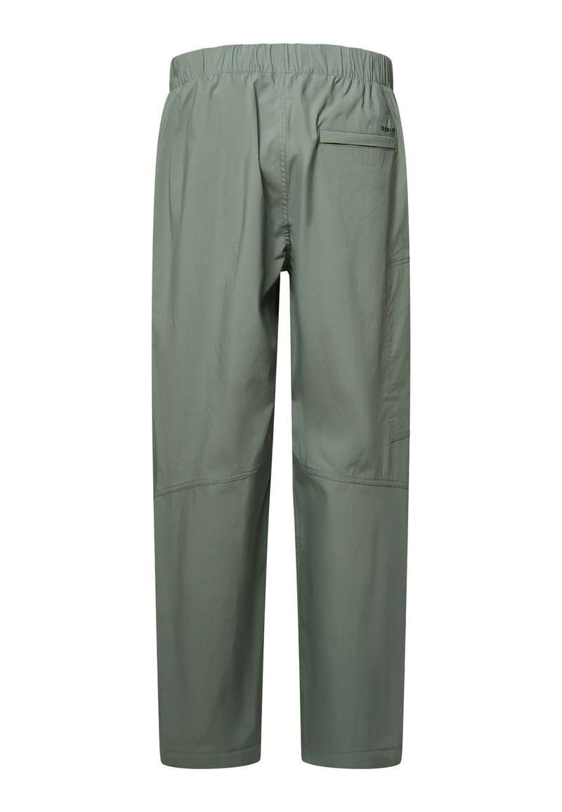 Pantalones de cintura elástica verde oliva claro con bolsillo trasero con cremallera y corte recto y relajado, vistos desde atrás.