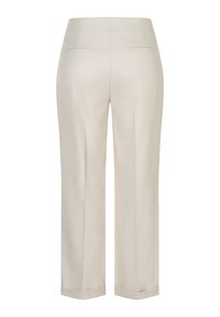 Beige broek met hoge taille en een rechte pasvorm, voorzien van twee paspelzakken aan de achterkant en omslagen aan de pijpen, getoond van achteren op een witte achtergrond.