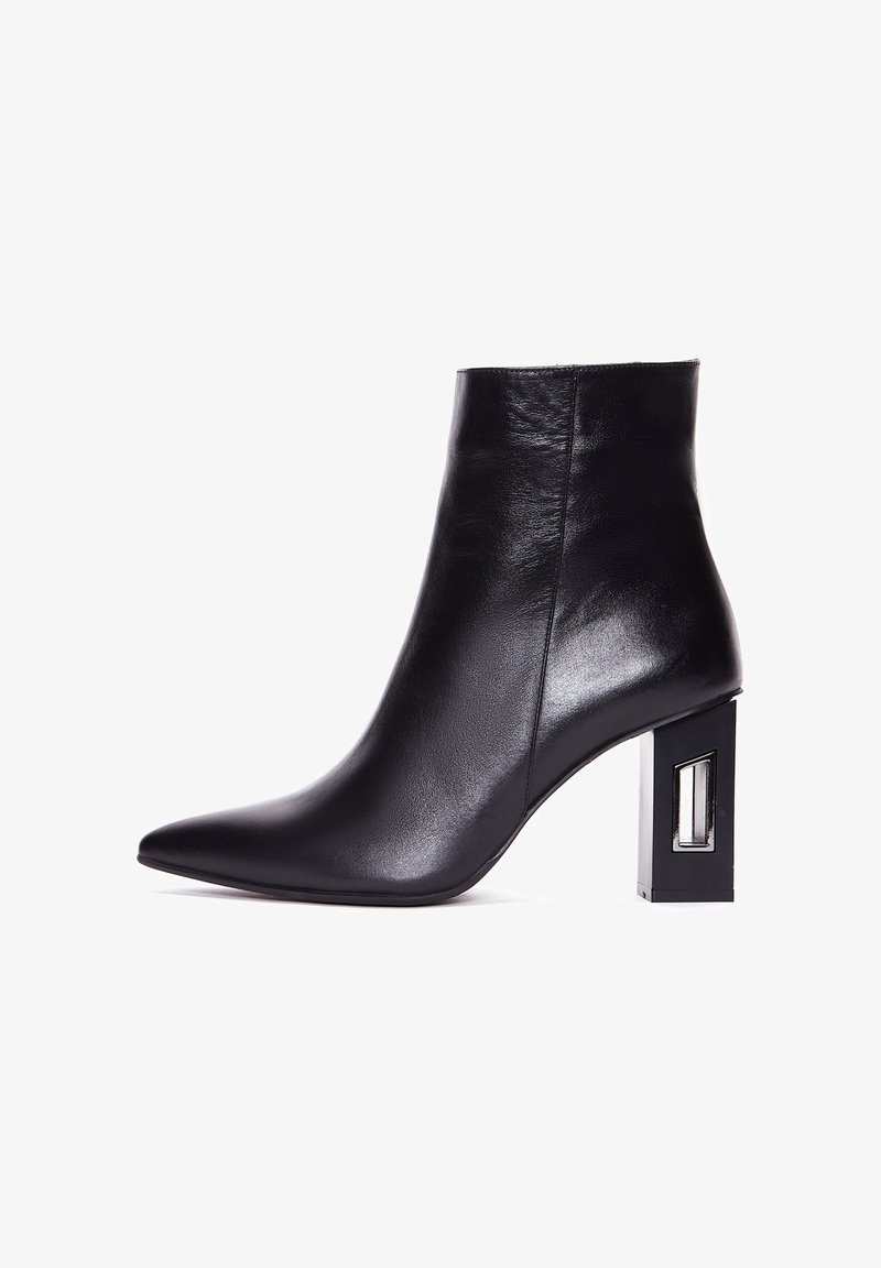 Czarne skórzane botki za kostkę z wysmukłym noskiem i strukturalnym słupkowym obcasem z przezroczystym prostokątnym wycięciem. Gładka tekstura, elegancki design.