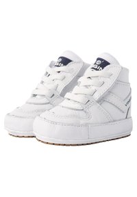 Witte hoge sneakers van tekstuurleer met witte veters en een marineblauwe accent bij de kraag, voorzien van rubberen zolen en stikseldetails.