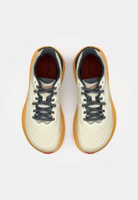 Helle Laufschuhe mit strukturierten Details, grauen Schnürsenkeln und einer orangefarbenen Sohle. Innen gibt es eine rote Einlegesohle mit Branding.