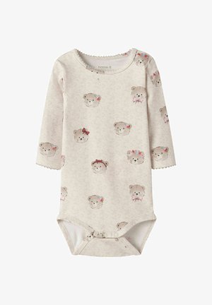 Langarm babybody in lichtgrijze stof met een herhaald bearface-patroon, voorzien van bloemaccenten en strikdetails, met drukknopen aan de onderkant.