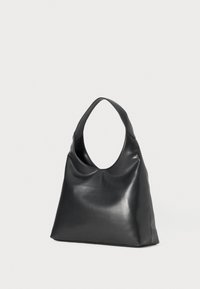 Geantă de mână din piele neagră, cu o formă structurată și un mâner rotund. Textură netedă, cu un design minimalist și fără accesorii sau detalii vizibile.
