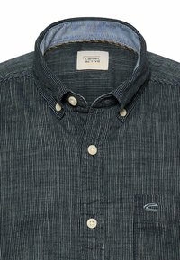 Herenoverhemd met zwarte en witte krijtstreepjes, knopen aan de voorkant, knoopsluiting bij de kraag en een klein borstzakje met een geborduurd logo.