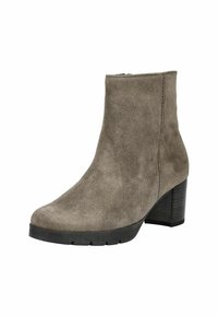 Botas de tobillo de ante gris con un alto tacón de bloque, textura suave y suela acolchada. Presentan un zipper lateral para facilitar el uso.
