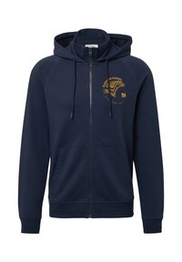 Granatowa bluza na zamek wykonana z miękkiego materiału, wyposażona w kieszeń kangurka, ściągacze przy mankietach oraz złote logo graficzne na lewej stronie klatki piersiowej.