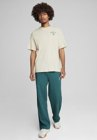 Puma RELAXED TRACK PANTS - Tepláky - cold green