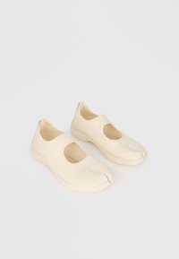 Selecionado, off white