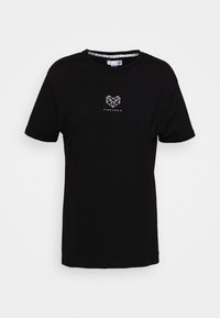 Černé bavlněné tričko s bílým geometrickým logem srdce a textem "PINK SODA" pod ním, klasický střih, kulatý výstřih a krátké rukávy.