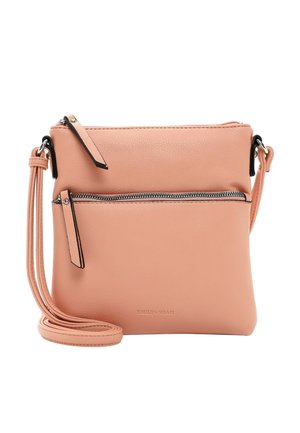 Sac à bandoulière en cuir pêche avec une poche zippée à l'avant et une bandoulière ajustable. Texture lisse, design minimaliste et branding subtil en bas.