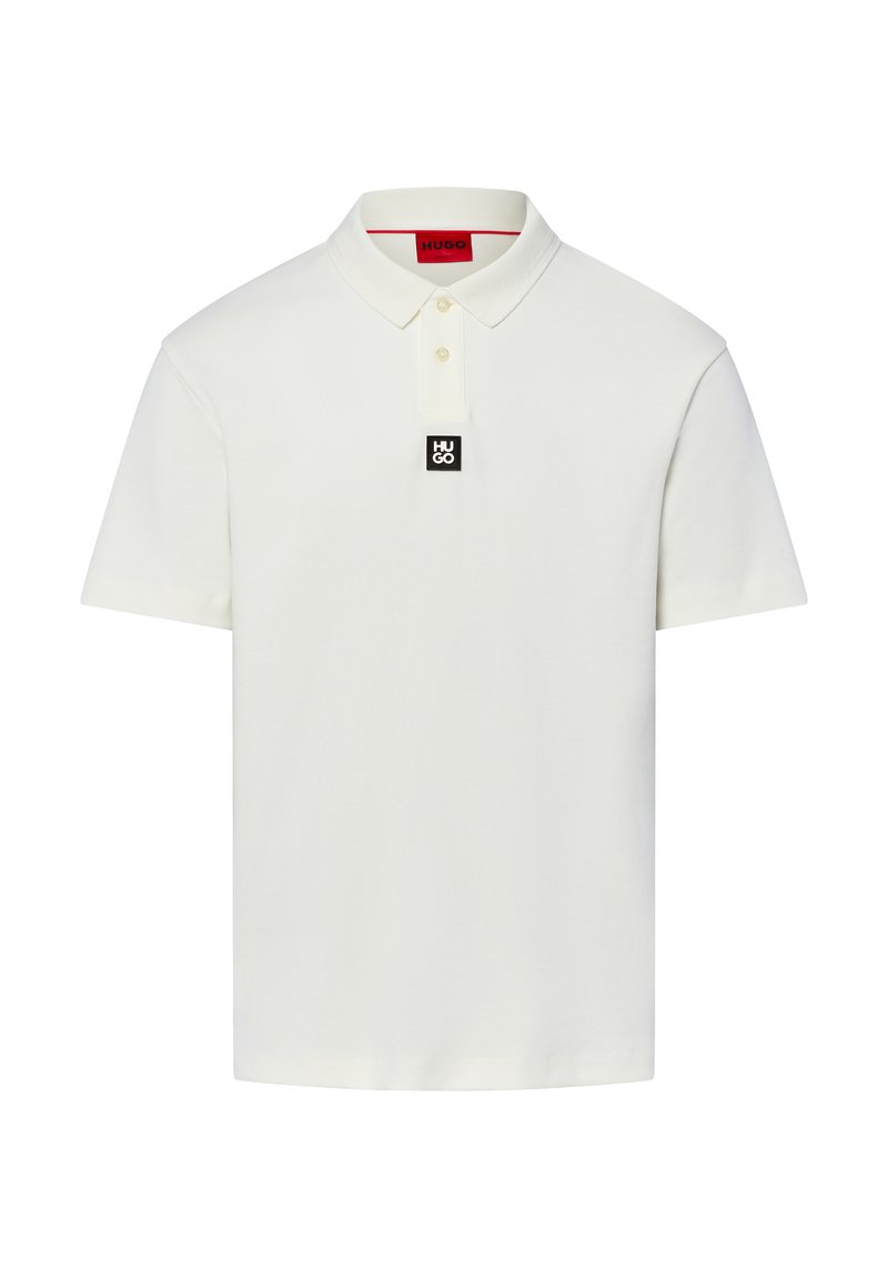 Polo blanca de algodón con cuello clásico, tapeta de dos botones y una etiqueta con logotipo negro en el frente. Mangas cortas, sin estampados.