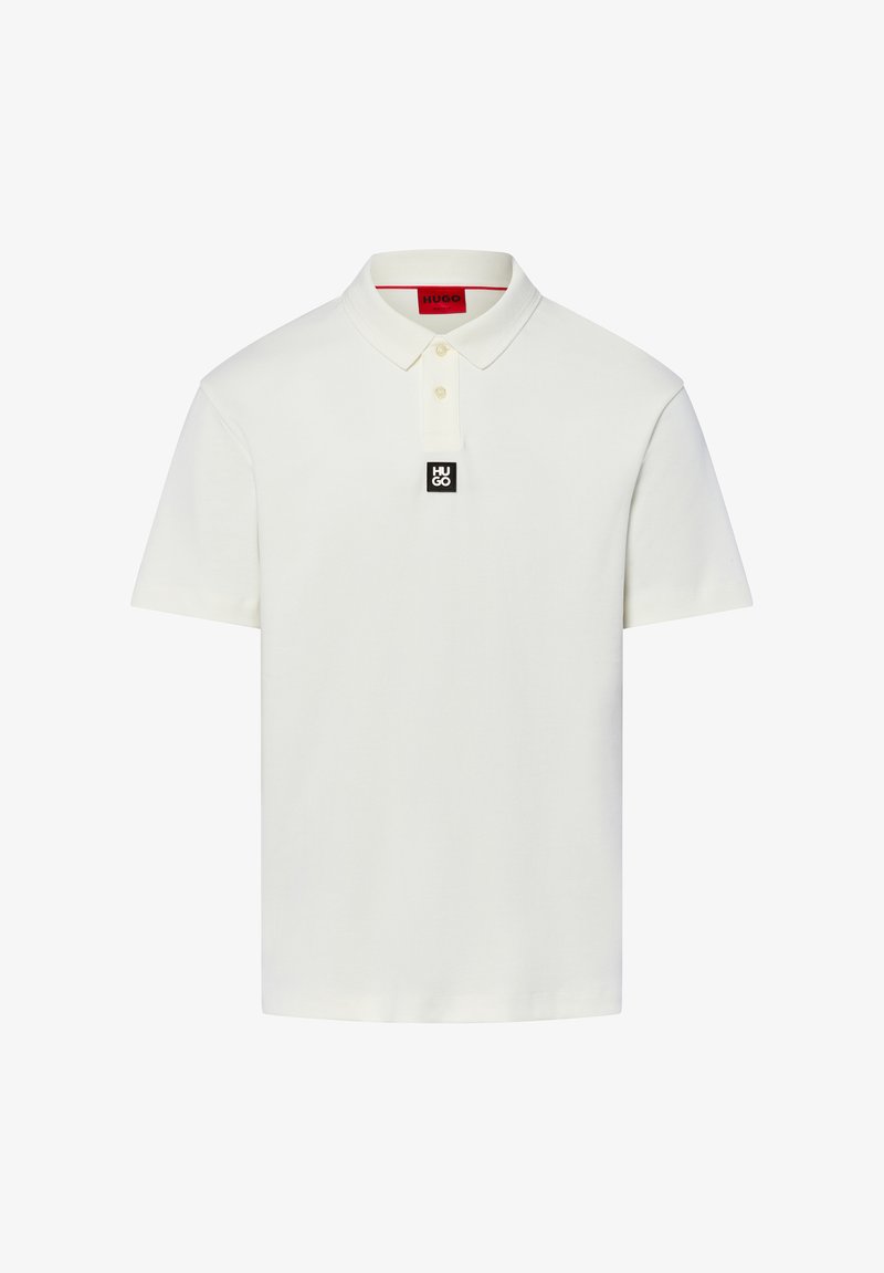 Polo blanca de algodón con cuello clásico, tapeta de dos botones y una etiqueta con logotipo negro en el frente. Mangas cortas, sin estampados.