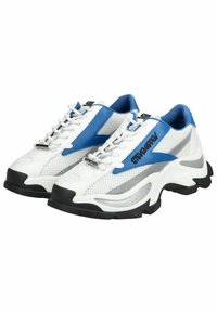 Weiße und blaue Sportschuhe mit Mesh-Einsätzen, strukturierter Oberfläche, dicken schwarzen Sohlen und silbernen Akzenten an den Seiten.